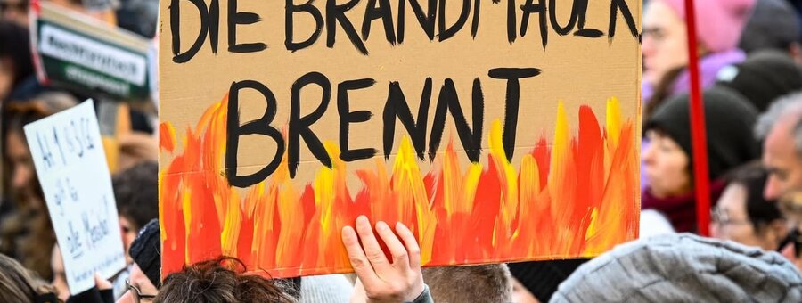 Schild "die Brandmauer brennt" auf der Demonstation gegen die rechte Normalisierung am 2.2.2025 in Regensburg