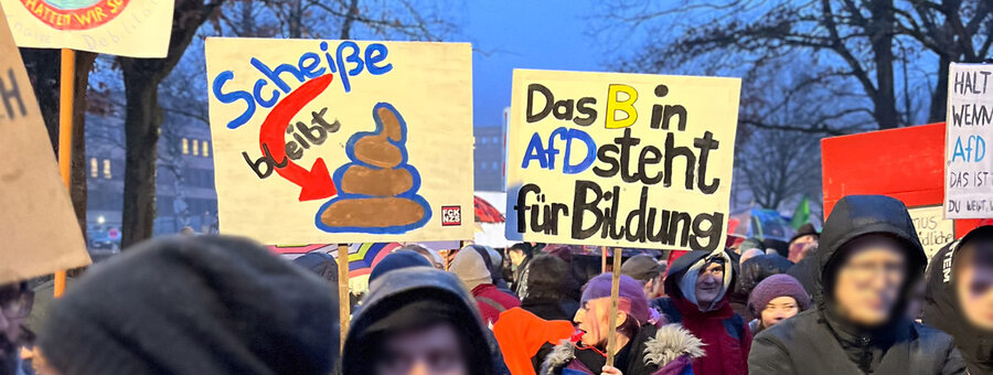 Szene der vom Schwandorfer Bündnis gegen Rechts oraganisierten Demonstration von rund 500 Leuten aller Altersgruppen gegen die AfD-Wahlkampfveranstaltung am 12.02.2025 in Schwandorf.  