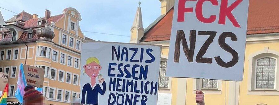 Die Demoschilder des Bündnisses gegen Rechtsextremismus "Nazis essen heimlich Döner" und "FCK NZS" waren sehr präsent und fanden viel Beachtung