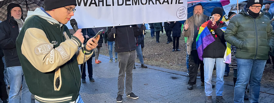 Szene der vom Schwandorfer Bündnis gegen Rechts oraganisierten Demonstration von rund 500 Leuten aller Altersgruppen gegen die AfD-Wahlkampfveranstaltung am 12.02.2025 in Schwandorf.  