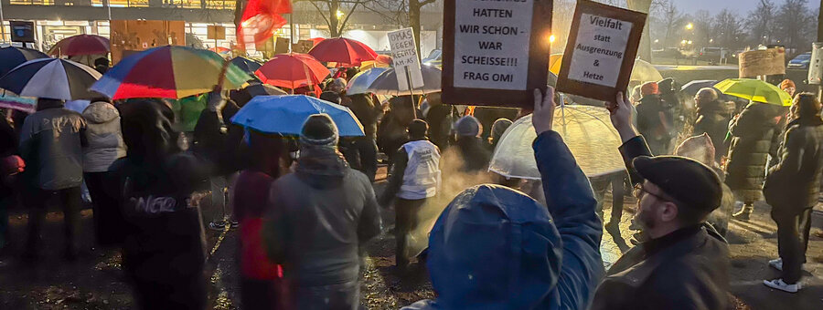 Szene der vom Schwandorfer Bündnis gegen Rechts oraganisierten Demonstration von rund 500 Leuten aller Altersgruppen gegen die AfD-Wahlkampfveranstaltung am 12.02.2025 in Schwandorf.  