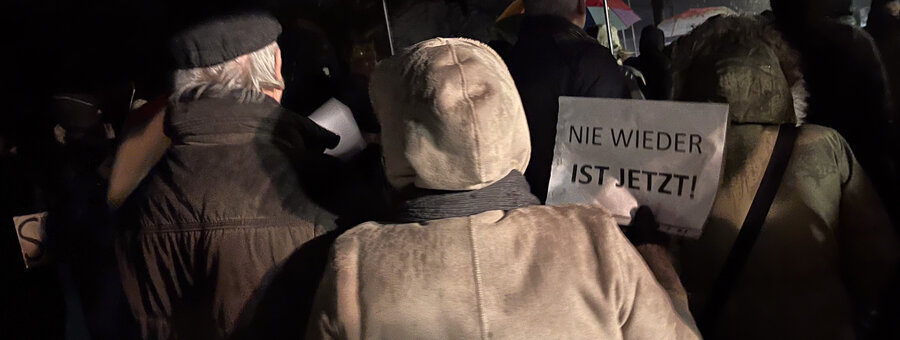 Szene der vom Schwandorfer Bündnis gegen Rechts oraganisierten Demonstration von rund 500 Leuten aller Altersgruppen gegen die AfD-Wahlkampfveranstaltung am 12.02.2025 in Schwandorf.  