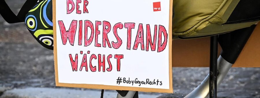 Baby gegen Rechts: Der Widerstand wächst. Lustiges Schild auf der Demonstation gegen die rechte Normalisierung am 2.2.2025 in Regensburg