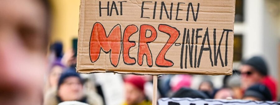 Die Demokratie hat einen Merzinfarkt-Schild auf der Demonstation gegen die rechte Normalisierung am 2.2.2025 in Regensburg
