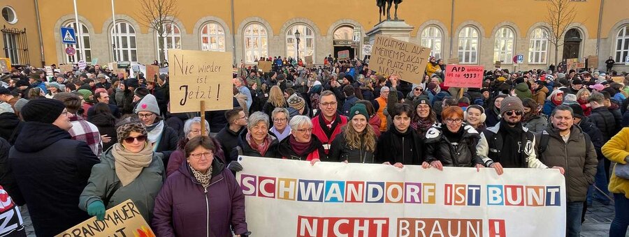 Die Gruppe des Schwandorfer Bündnisses gegen Rechtsextremismus auf dem Demonstation in Regensburg mit ihrem Banner "Schwandorf ist bunt nicht braun"auf dem Domplatz am 2.2.2025
