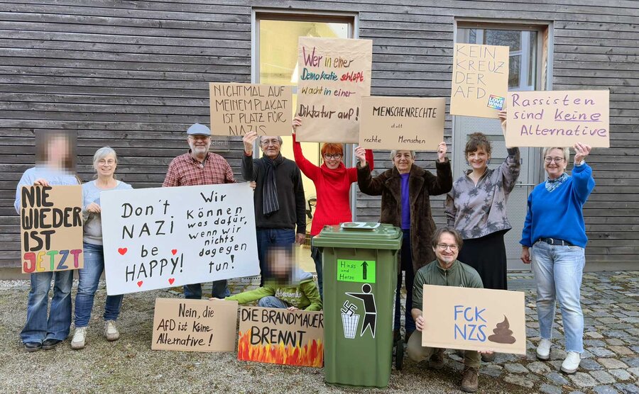 Das Ergebnis des Kreativworkshops: Vielfältige Demoschilder und eine pragmatisch gestaltete Papiertonne