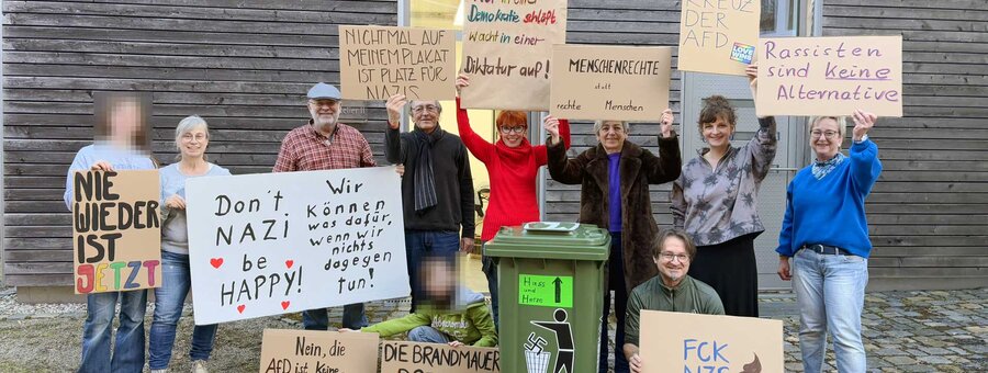Das Ergebnis des Kreativworkshops: Vielfältige Demoschilder und eine pragmatisch gestaltete Papiertonne