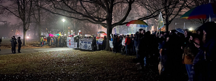 Szene der vom Schwandorfer Bündnis gegen Rechts oraganisierten Demonstration von rund 500 Leuten aller Altersgruppen gegen die AfD-Wahlkampfveranstaltung am 12.02.2025 in Schwandorf.  