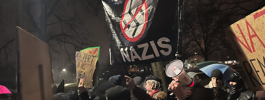 Szene der vom Schwandorfer Bündnis gegen Rechts oraganisierten Demonstration von rund 500 Leuten aller Altersgruppen gegen die AfD-Wahlkampfveranstaltung am 12.02.2025 in Schwandorf.  