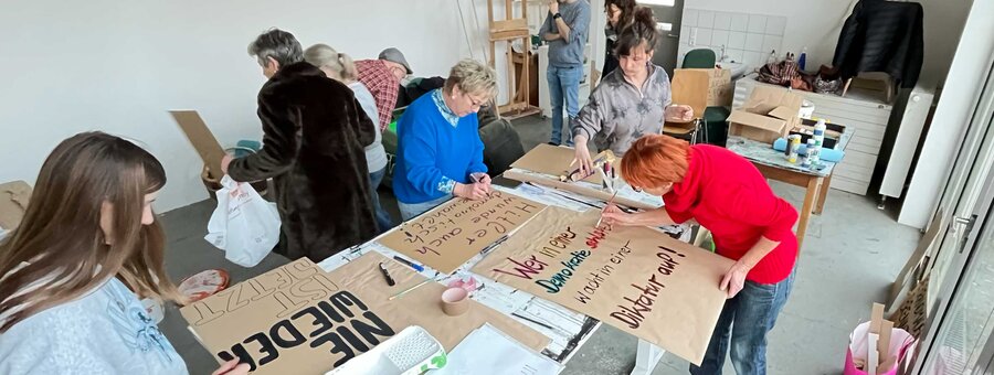 Die Malworkshop-Teilnehmer arbeiten vertieft an Ihren Werken