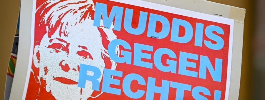 Demoschild "Muddis gegen Rechts" auf der Demonstation gegen die rechte Normalisierung am 2.2.2025 in Regensburg