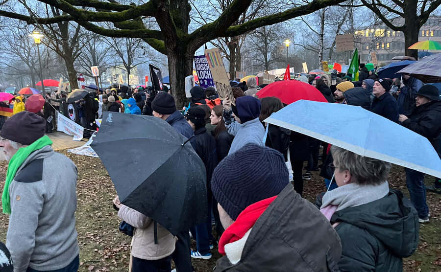 Szene der vom Schwandorfer Bündnis gegen Rechts oraganisierten Demonstration von rund 500 Leuten aller Altersgruppen gegen die AfD-Wahlkampfveranstaltung am 12.02.2025 in Schwandorf.  