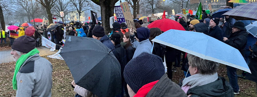 Szene der vom Schwandorfer Bündnis gegen Rechts oraganisierten Demonstration von rund 500 Leuten aller Altersgruppen gegen die AfD-Wahlkampfveranstaltung am 12.02.2025 in Schwandorf.  
