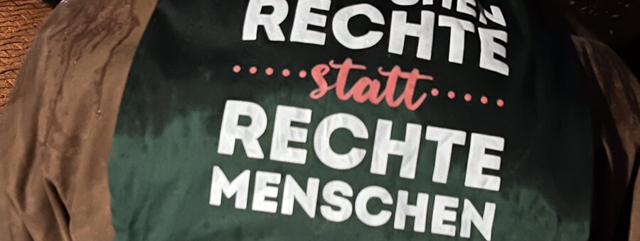 Szene der vom Schwandorfer Bündnis gegen Rechts oraganisierten Demonstration von rund 500 Leuten aller Altersgruppen gegen die AfD-Wahlkampfveranstaltung am 12.02.2025 in Schwandorf.  