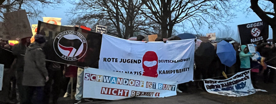 Szene der vom Schwandorfer Bündnis gegen Rechts oraganisierten Demonstration von rund 500 Leuten aller Altersgruppen gegen die AfD-Wahlkampfveranstaltung am 12.02.2025 in Schwandorf.  