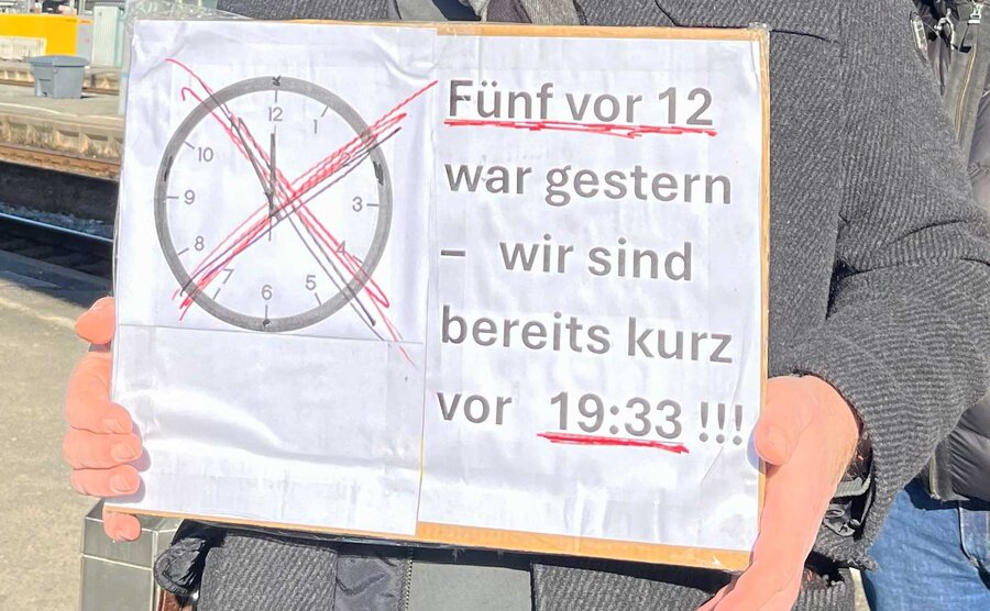Demoschild: Fünf vor zwölf war gestern, wir sind bereits kurz vor 19:33