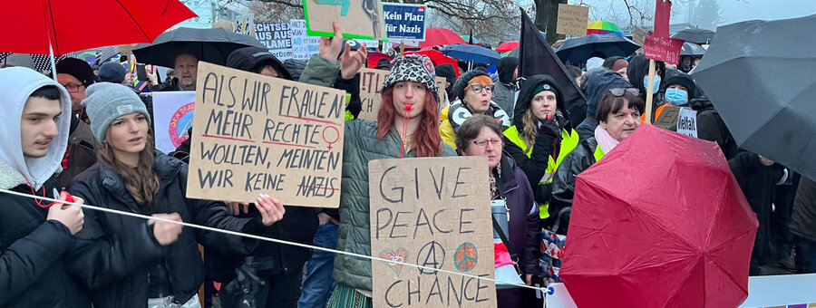 Szene der vom Schwandorfer Bündnis gegen Rechts oraganisierten Demonstration von rund 500 Leuten aller Altersgruppen gegen die AfD-Wahlkampfveranstaltung am 12.02.2025 in Schwandorf.  