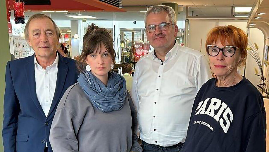 Die Schwandorfer-Bündnis-gegen-Rechtsextremismus-Sprecher Franz Schindler, Veronika Peters-Brunner und Elisabetz Hirzinger rufen im Pressegespräch auf zum Protest gegen die AfD-Wahlkampfveranstaltung am 12.2.2025 in Schwandorf. Mit dabei: Pfarrer Christian Kalis (3.v.links).