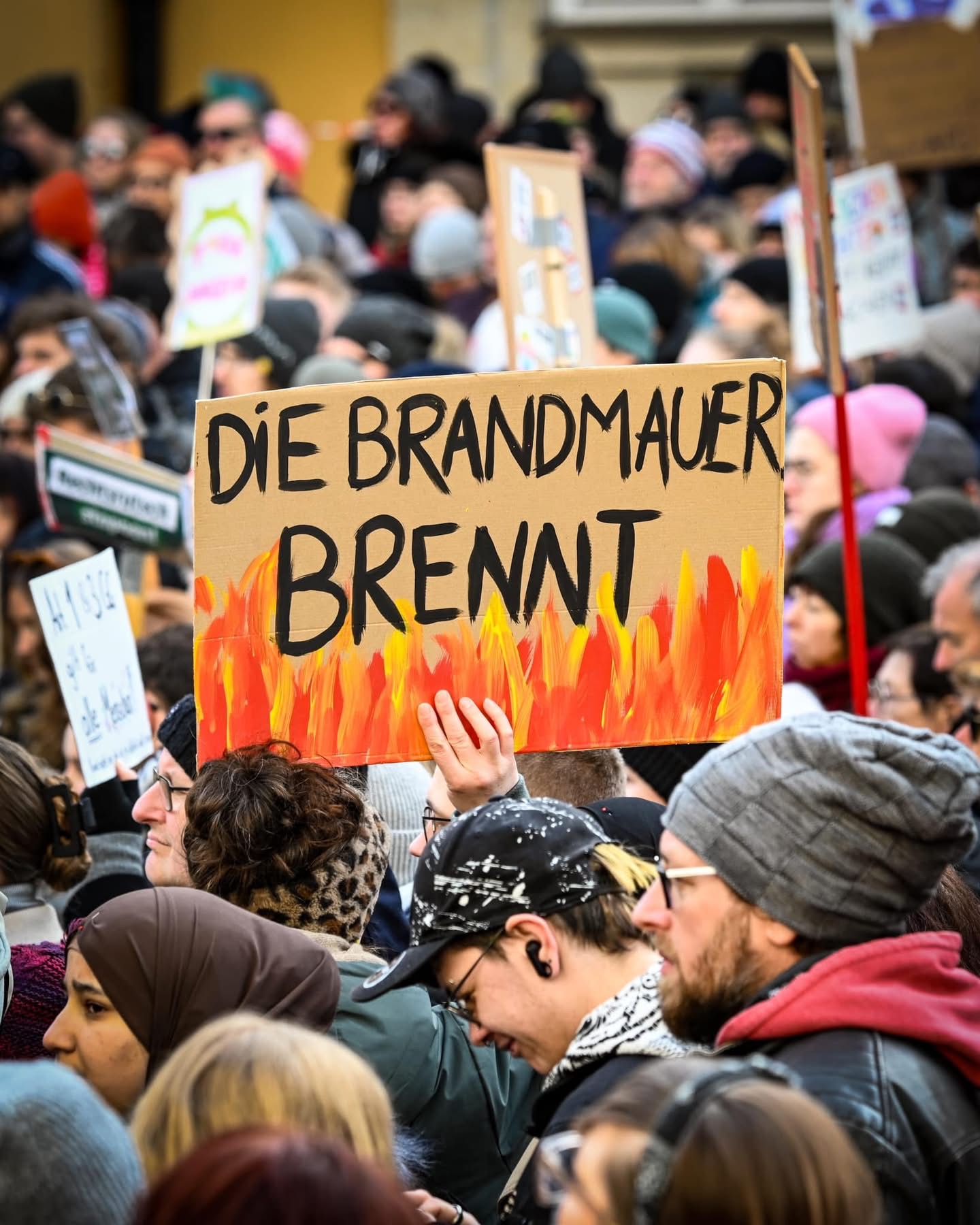 Schild "die Brandmauer brennt" auf der Demonstation gegen die rechte Normalisierung am 2.2.2025 in Regensburg