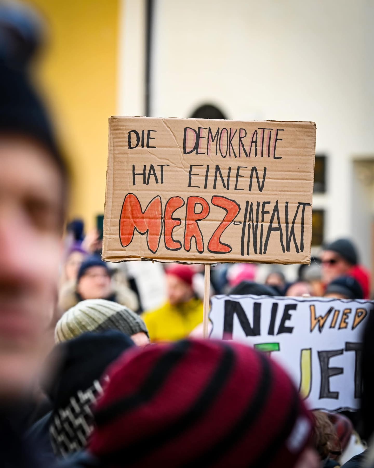 Die Demokratie hat einen Merzinfarkt-Schild auf der Demonstation gegen die rechte Normalisierung am 2.2.2025 in Regensburg
