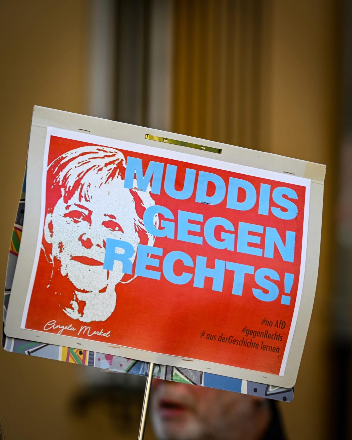 Demoschild "Muddis gegen Rechts" auf der Demonstation gegen die rechte Normalisierung am 2.2.2025 in Regensburg