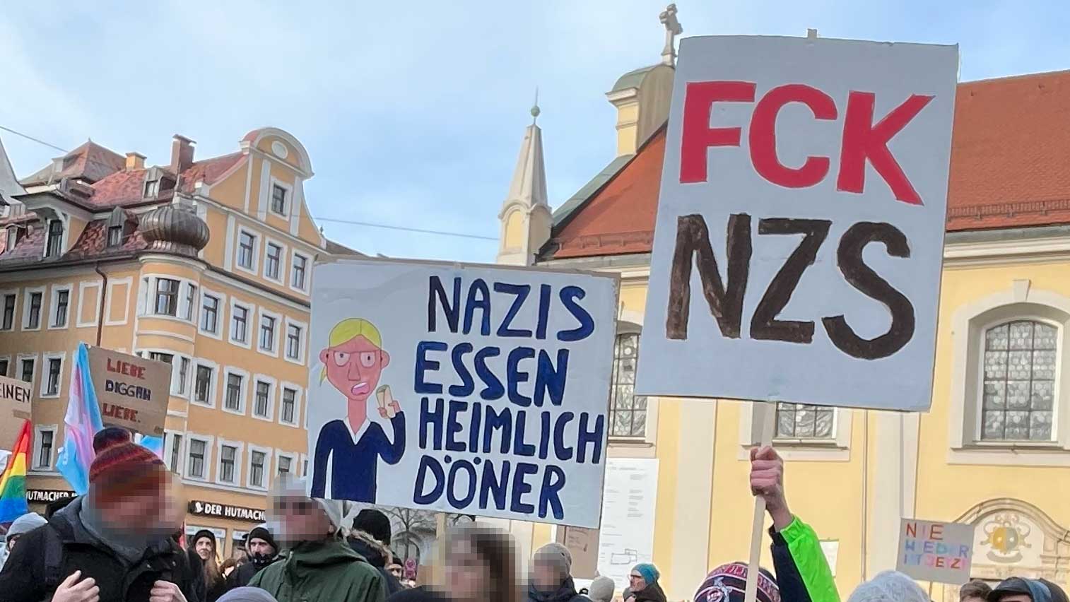 Die Demoschilder des Bündnisses gegen Rechtsextremismus "Nazis essen heimlich Döner" und "FCK NZS" waren sehr präsent und fanden viel Beachtung