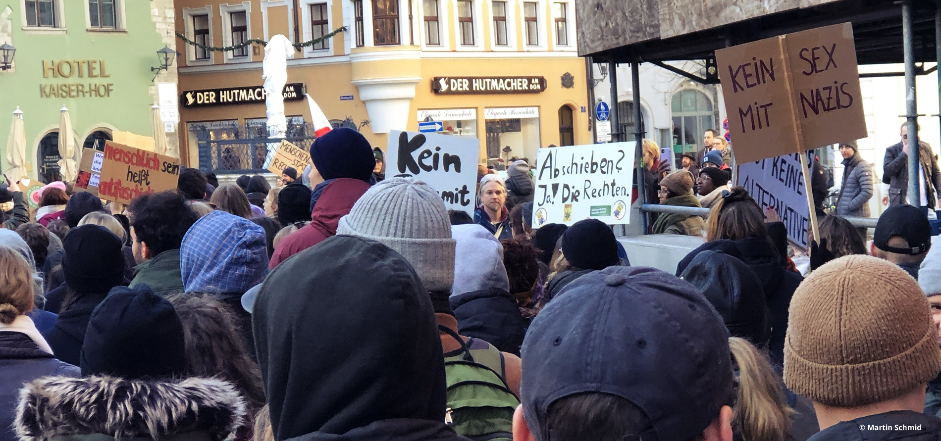 Menschenmenge auf der Demonstation gegen Rechts in Regensburg mit Schildern wie "Abschieben? Ja! Die Rechten" und "Kein Sex mit Nazis"